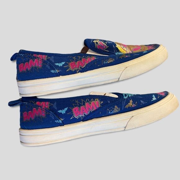 Girl’s Wonder Woman Canvas Slip-On Sneakers. Size 2 - Picture 5 of 6